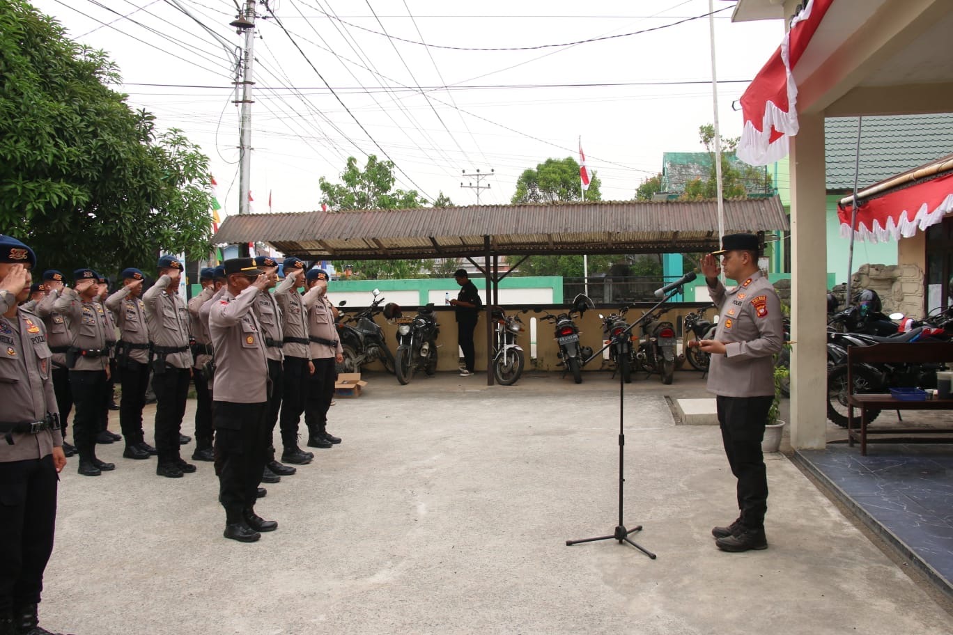 Personel Polres Kubu Raya bersama anggota Brimob mengikuti apel dan menerima arahan sebelum diterjunkan memperkuat penanganan kebakaran hutan dan lahan (karhutla) di wilayah Kubu Raya, Selasa (25/8/2026). Foto: Istimewa
