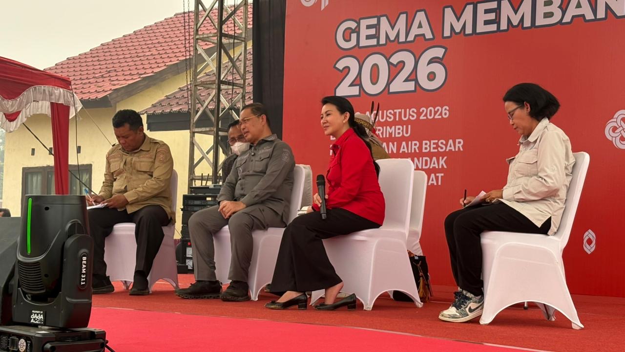 Gubernur Kalimantan Barat Ria Norsan didampingi Bupati Landak, Karoline Margret Natasa dan sejumlah pejabat mengikuti dialog Gema Membangun Desa ke-IV di Desa Serimbu, Kecamatan Air Besar, Kabupaten Landak, Sabtu (29/8/2026). Foto: Istimewa