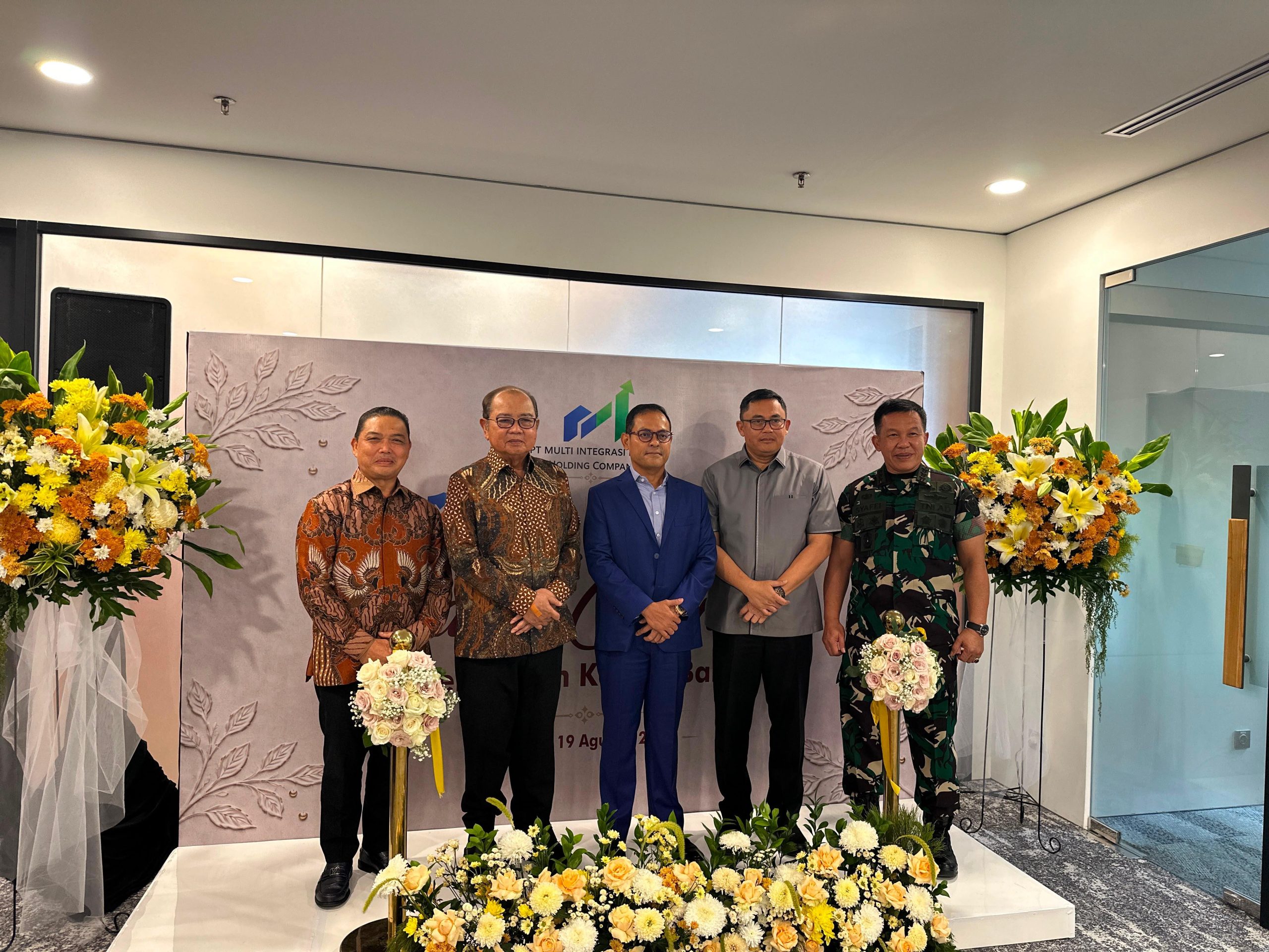 Gubernur Kalimantan Barat Ria Norsan bersama jajaran dan tamu undangan berfoto bersama dalam acara Grand Opening PT Multi Integrasi Bisnis di Jakarta, Rabu (19/8/2026). Foto: Istimewa