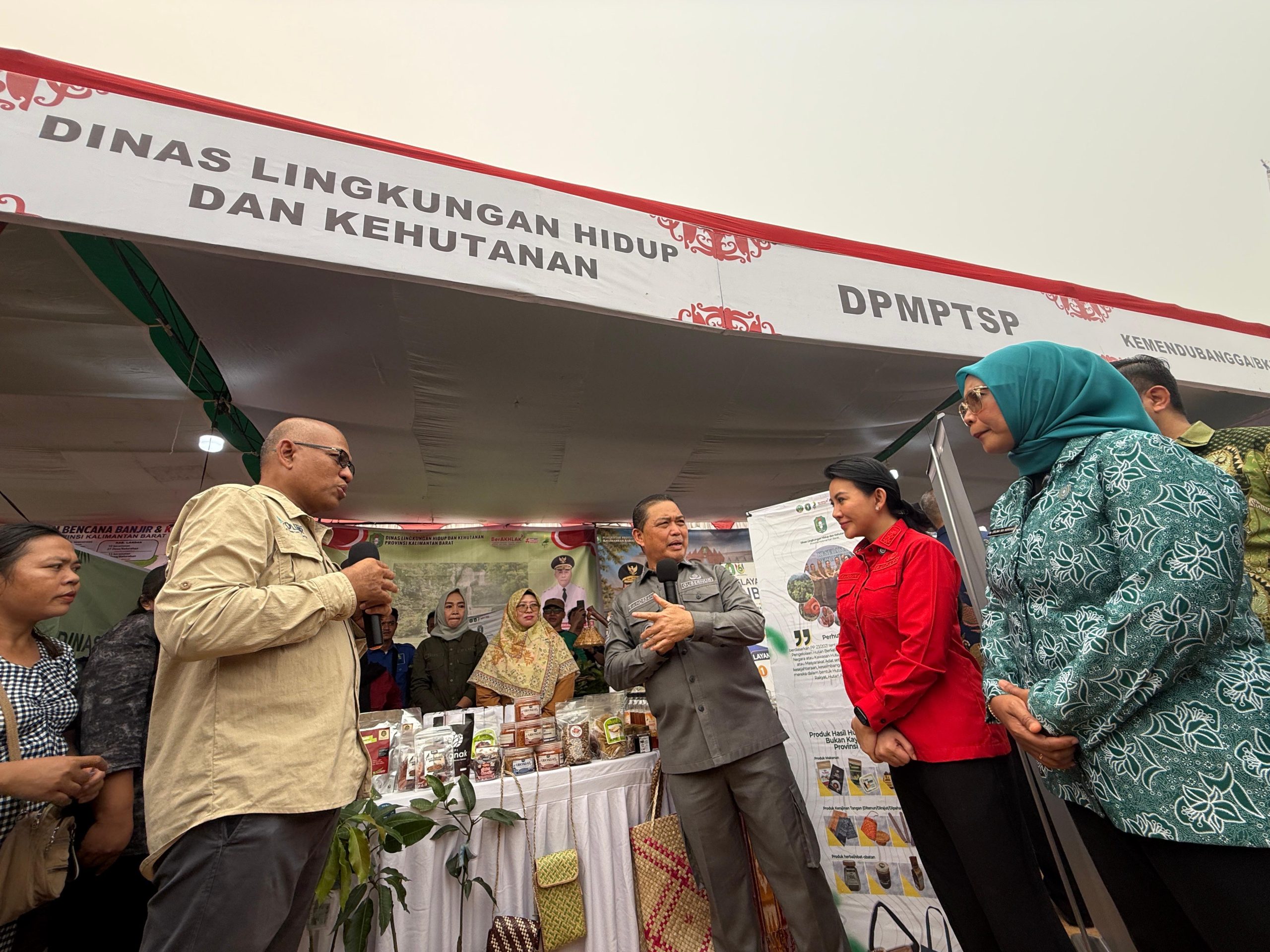 Gubernur Kalimantan Barat Ria Norsan meninjau stan produk hasil hutan bukan kayu (HHBK) pada kegiatan Gema Membangun Desa (GMD) ke-IV di Desa Serimbu, Kecamatan Air Besar, Kabupaten Landak, Sabtu (29/8/2026). Foto: Istimewa