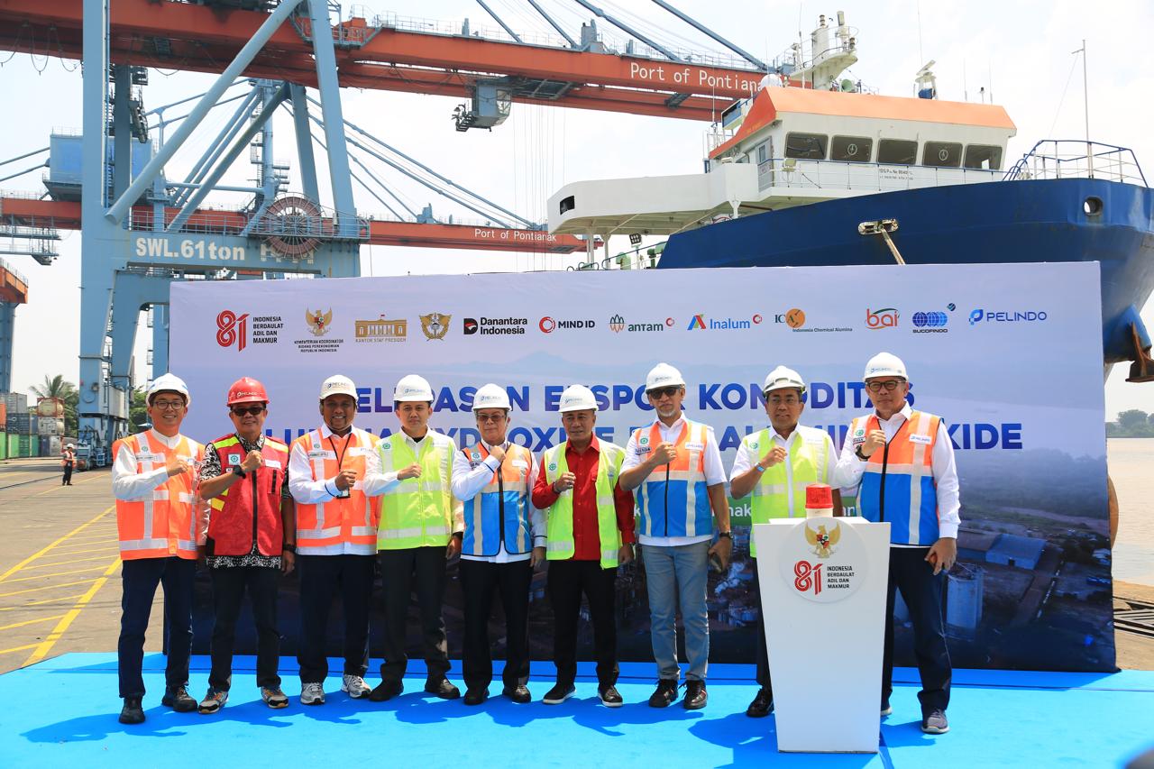 Kepala Staf Kepresidenan RI bersama jajaran kementerian/lembaga, Pemerintah Provinsi Kalimantan Barat, Danantara Indonesia, MIND ID, ANTAM, INALUM, PT ICA, dan Pelindo menghadiri pelepasan ekspor produk alumina di Pelabuhan Dwikora Pontianak, Jumat (7/8/2026), sebagai penanda kembalinya ekspor hasil hilirisasi bauksit dari Kalimantan Barat serta wujud sinergi pemerintah dan BUMN. Foto: Man Keling