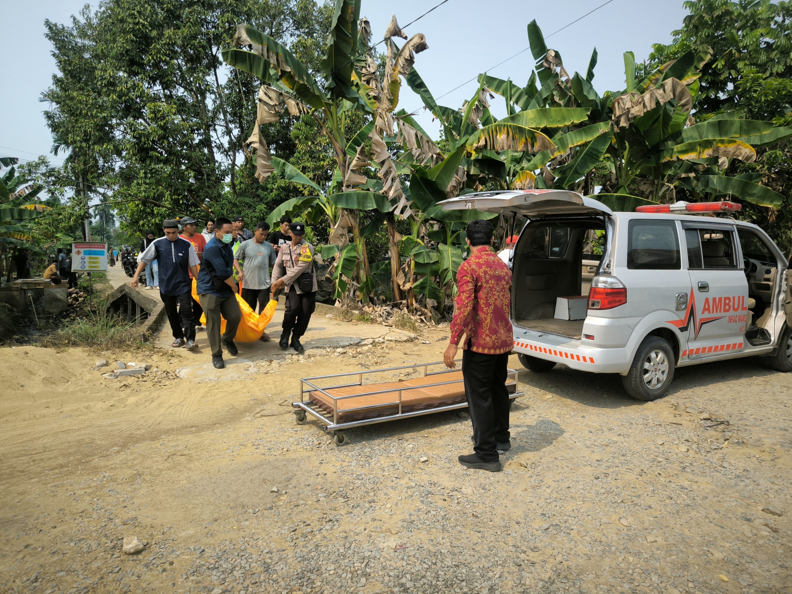 Petugas bersama warga mengevakuasi jenazah EG (50) perempuan yang ditemukan meninggal dunia di rumahnya di Desa Pal Sembilan, Kecamatan Sungai Kakap, Kabupaten Kubu Raya, Kamis (20/8/2026). Foto: Istimewa