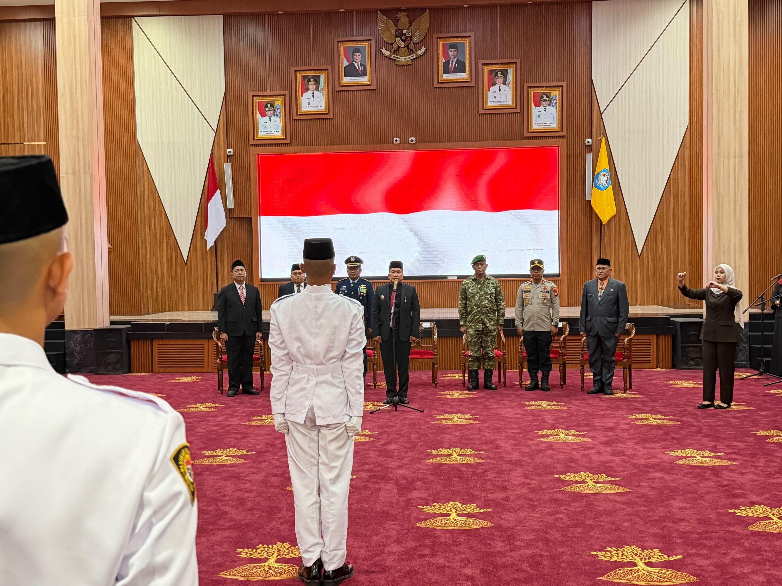 Bupati Kubu Raya, Sujiwo saat prosesi pengukuhan 28 anggota Paskibraka Kabupaten Kubu Raya Tahun 2026. Para Paskibraka akan menjalankan tugas pada Upacara Peringatan HUT ke-81 Kemerdekaan Republik Indonesia, 17 Agustus 2026. Foto: Istimewa