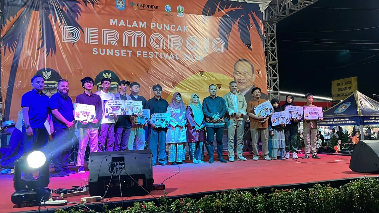 Panitia dan pemenang Lomba Foto dan Video berfoto bersama usai menerima penghargaan pada malam puncak Dermaraja Sunset Festival 2026 di Kubu Raya, Sabtu (8/8/2026). Foto: Istimewa
