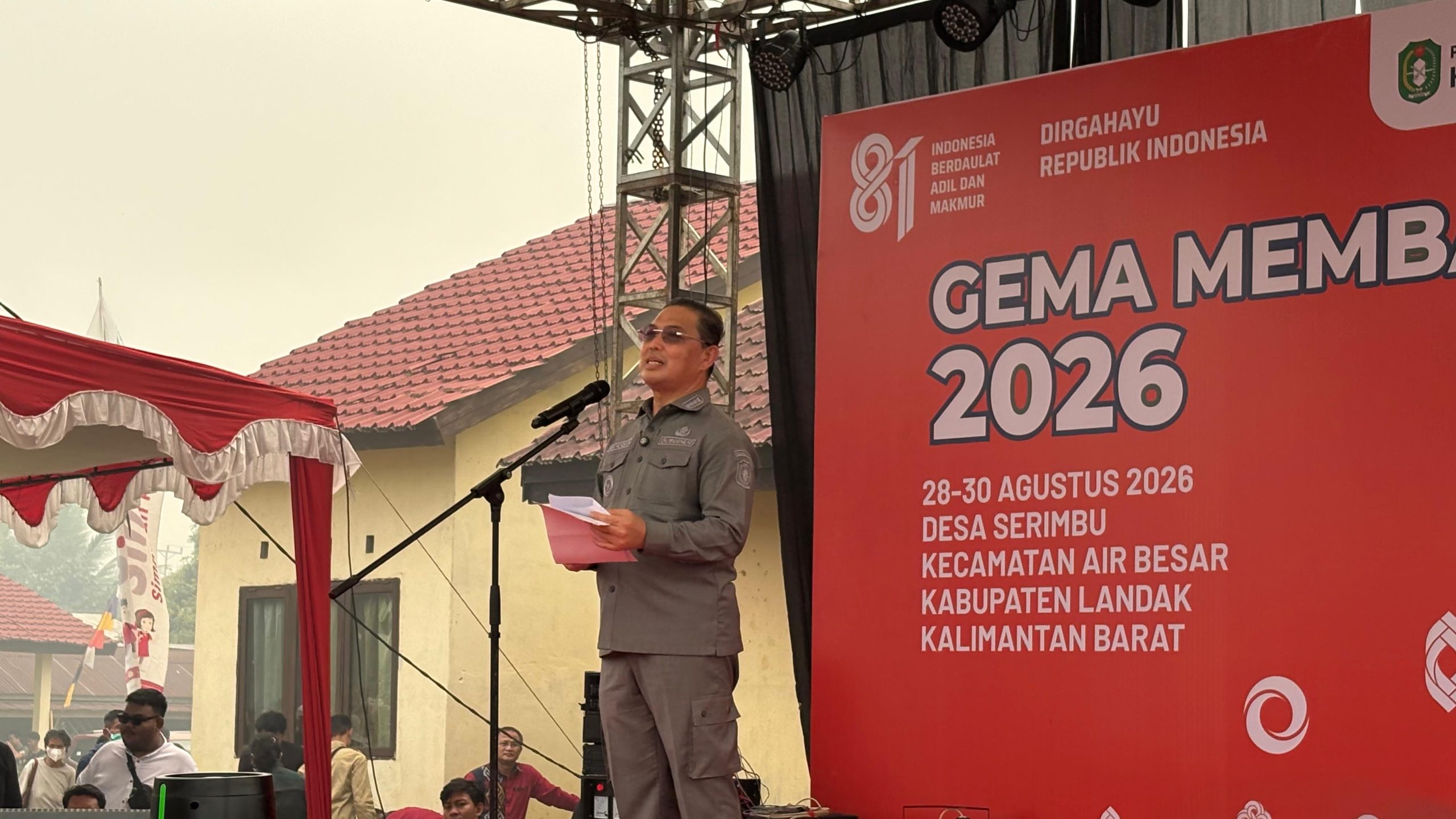 Gubernur Kalimantan Barat Ria Norsan menyampaikan sambutan saat membuka Gema Membangun Desa (GMD) ke-4 di Desa Serimbu, Kecamatan Air Besar, Kabupaten Landak, Sabtu (29/8/2026). Foto: Istimewa