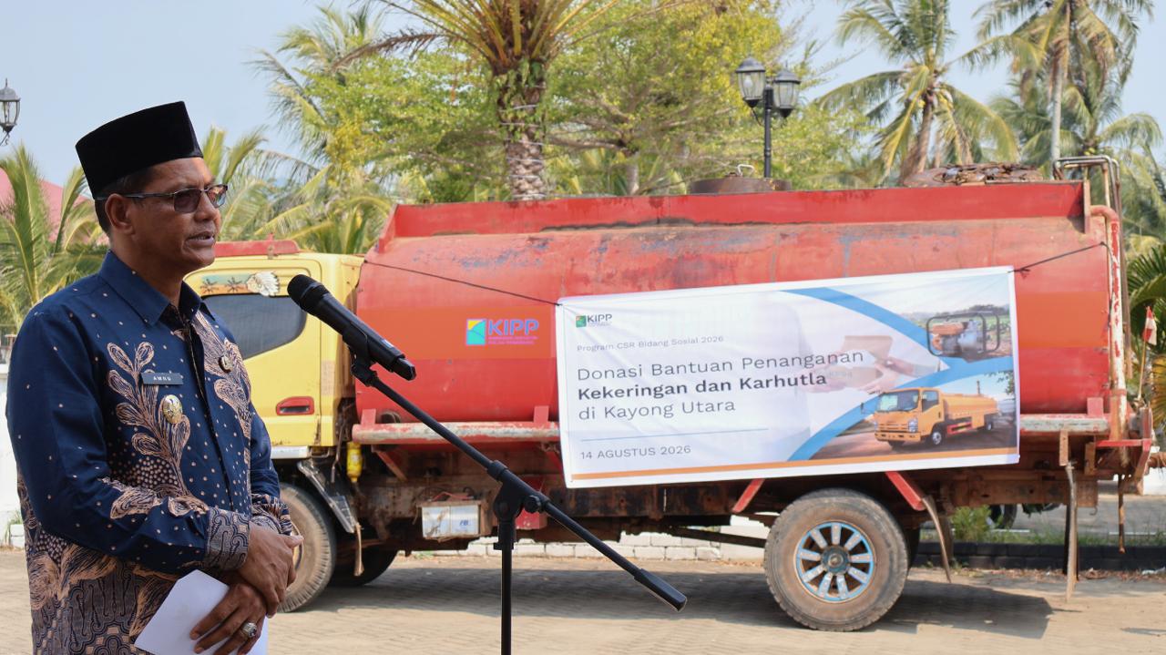 Wakil Bupati Kayong Utara Amru Chanwari mengapresiasi bantuan peminjaman truk pengangkut air dari Kawasan Industri Pulau Penebang (KIPP) saat acara serah terima di Sukadana, Jumat (14/8/2026). Armada tersebut akan beroperasi selama kurang lebih satu bulan. Foto: Istimewa