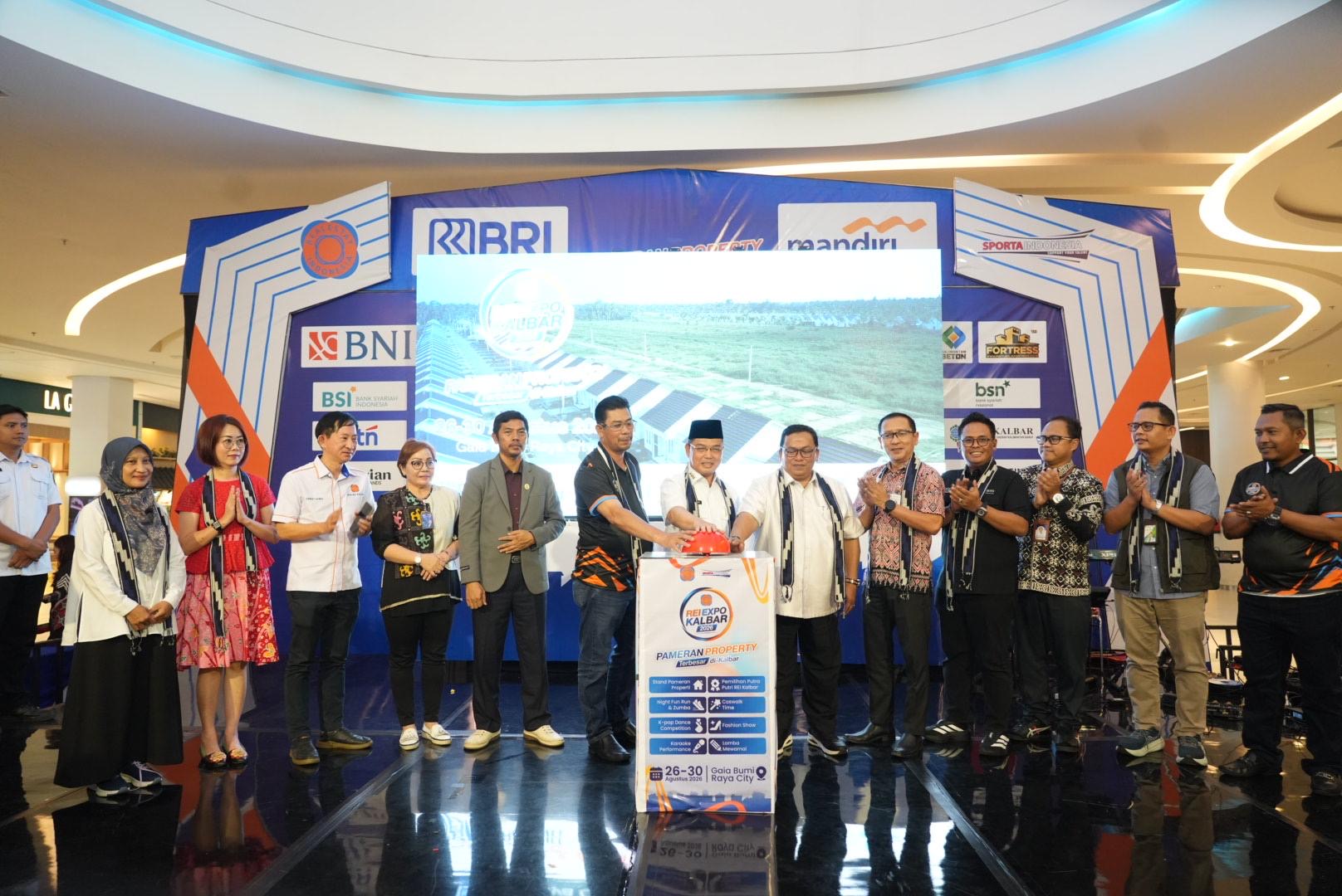 Gubernur Kalbar, Ria Norsan bersama jajaran dan pengurus REI Kalbar saat membuka REI Kalbar Expo 2026 di Bumi Gaia Mall, Kabupaten Kubu Raya, Rabu (26/8/2026). Foto: Istimewa