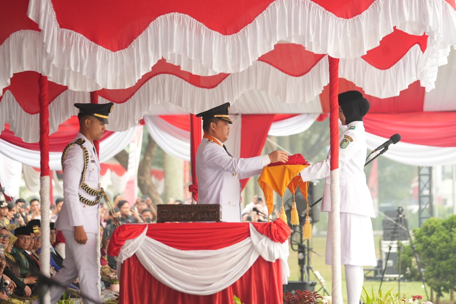 Gubernur Kalimantan Barat Ria Norsan menyerahkan baki Bendera Merah Putih kepada anggota Paskibraka saat upacara HUT ke-81 Kemerdekaan Republik Indonesia di Halaman Kantor Gubernur Kalbar, Pontianak, Senin (17/8/2026). Foto: Istimewa