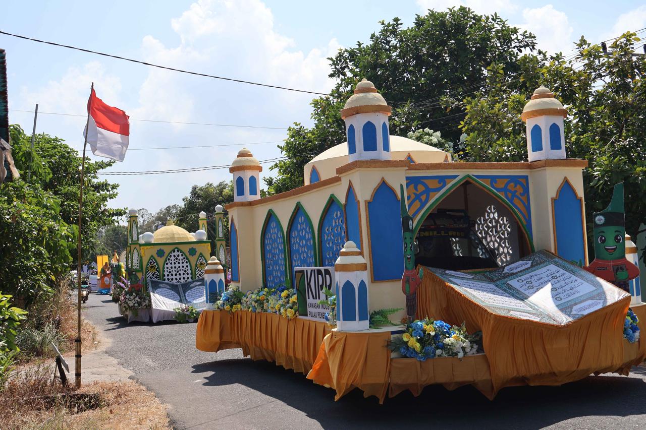 Mobil hias Kawasan Industri Pulau Penebang (KIPP) berpartisipasi pada Pawai Ta’aruf mobil hias Musabaqah Tilawatil Qur'an (MTQ) XXXIV Tingkat Provinsi Kalimantan Barat di Sukadana, Kabupaten Kayong Utara, Minggu (2/8/2026). Foto: Istimewa