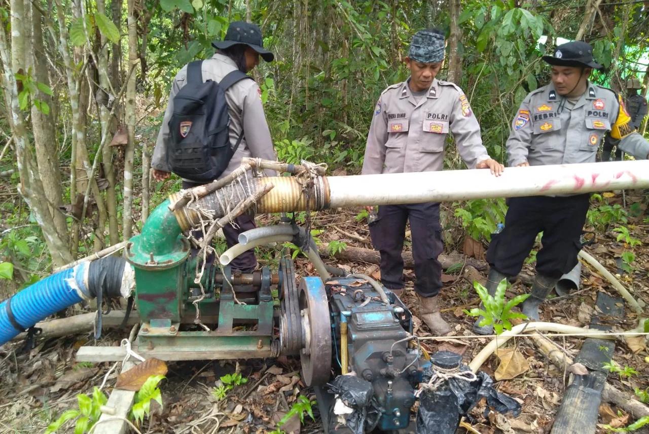 Polisi Polsek Meliau saat menertibkan peralatan Pertambangan Emas Tanpa Izin (PETI) yang ditemukan di kawasan aliran Sungai Boyan, Dusun Batu Laut, Desa Kuala Rosan, Kecamatan Meliau, Kabupaten Sanggau. Foto: Istimewa