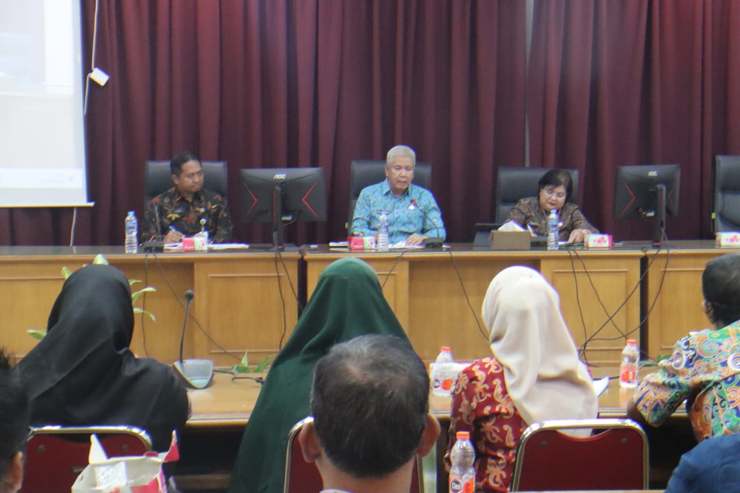 Sekda Kalimantan Barat Harisson memimpin rapat koordinasi efektivitas penyaluran BBM subsidi bagi nelayan di Ruang Tengkawang Kantor Gubernur Kalbar, Kamis (20/8/2026). Foto: Istimewa