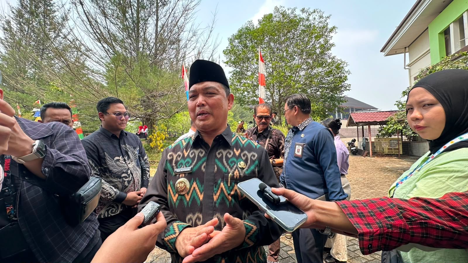 Gubernur Kalimantan Barat Ria Norsan memberikan keterangan kepada wartawan terkait langkah penanganan karhutla di Kalbar, termasuk rencana penerapan TMC dan penghentian sementara aktivitas pembakaran ladang selama musim kemarau. Foto: Man Keling