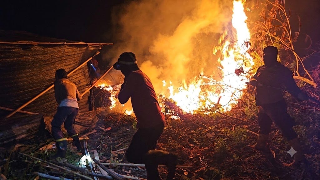 Petugas gabungan berjuang memadamkan kobaran api dekat Perumahan Seruat Mansion, Desa Limbung, Kecamatan Sungai Raya, kemarin malam. Angin kencang membuat api bergerak cepat dan memperluas area terbakar hingga mencapai sekitar 6 hektare. Foto: Istimewa