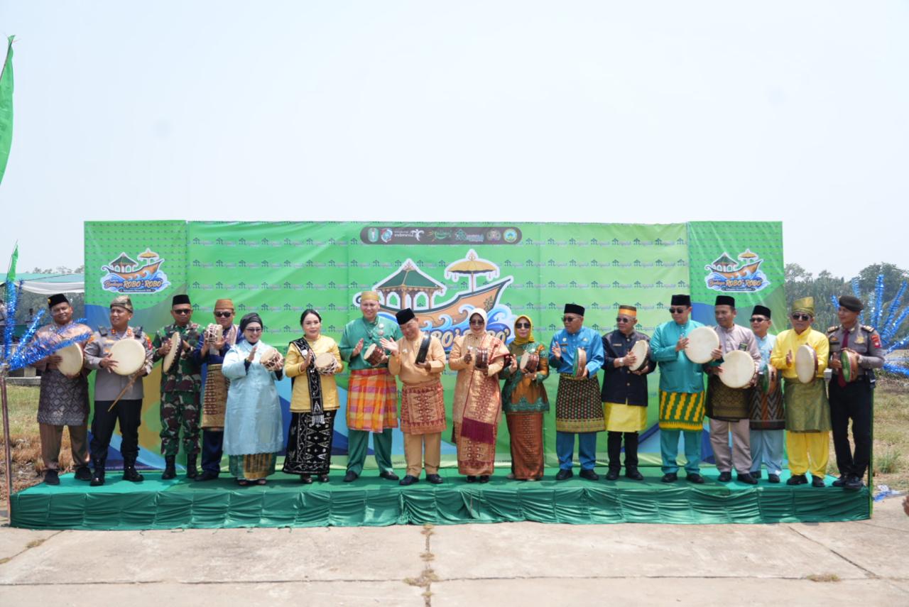 Gubernur Kalimantan Barat Ria Norsan bersama jajaran pemerintah dan tokoh masyarakat menghadiri Festival Budaya Robo-Robo Mempawah 2026 di Kuala Mempawah, Rabu (12/8/2026). Kegiatan menjadi momentum pelestarian tradisi dan penguatan kebersamaan masyarakat. Foto: Istimewa