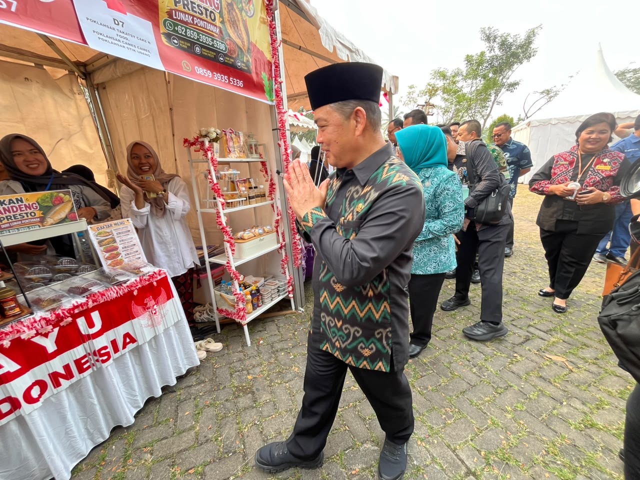 Gubernur Kalbar Ria Norsan meninjau stan UMKM dalam kegiatan pasar murah di Kalimantan Barat, Kamis (13/8/2026). Kegiatan tersebut menjadi bagian dari upaya pemerintah membantu masyarakat mendapatkan kebutuhan dengan harga terjangkau. Foto: Istimewa