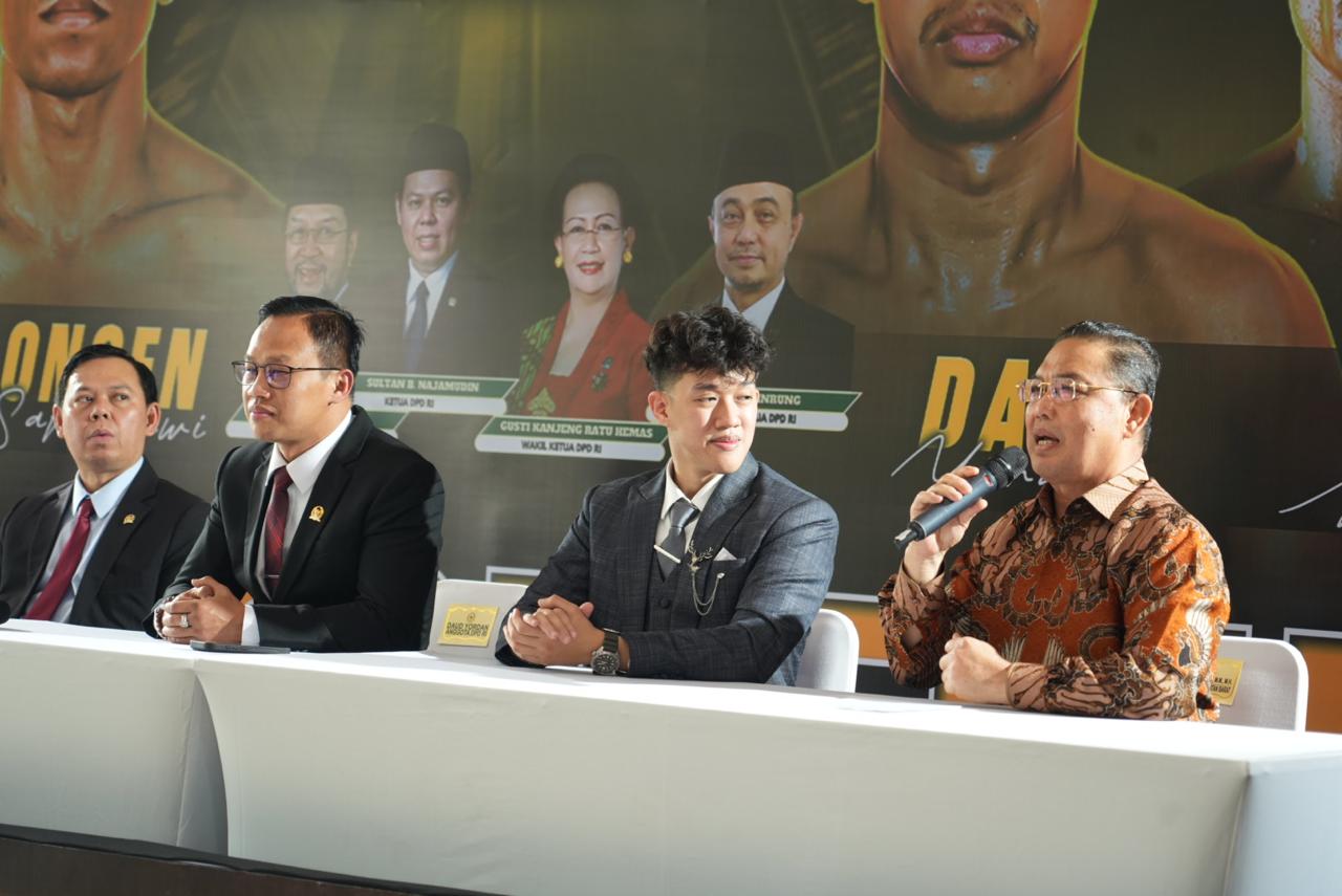Gubernur Kalbar, Ria Norsan menyampaikan dukungan terhadap kembalinya Daud Yordan ke ring tinju profesional melalui agenda “Back to Champion” dalam konferensi pers yang digelar di Gedung DPD RI, Jakarta, Kamis (20/8/2026). Foto: Istimewa