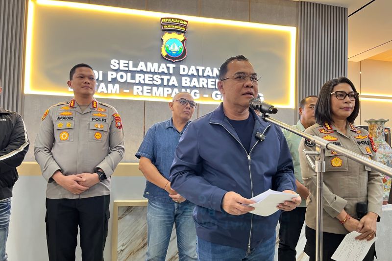 Wakil Kepala Bareskrim Polri Irjen Pol. Nunung Syaifuddin (tengah) memberikan statement pada doorstop bersama jajaran Polda Kepri dan Polresta Barelang dengan media di Batam, Kepri, Minggu (16/8/2026).Foto: ANTARA