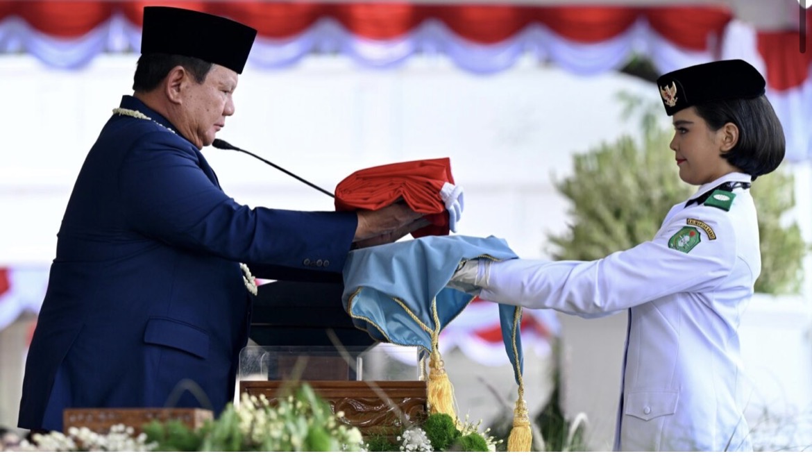 Presiden RI menyerahkan Bendera Pusaka kepada Celine Olivia Apriani Theo, Paskibraka asal Kalbar yang bertugas membawa baki dalam rangkaian Upacara Peringatan Detik-Detik Proklamasi Kemerdekaan RI ke-81, Senin (17/8/2026). Momen ini menjadi bagian penting dari prosesi pengibaran Sang Merah Putih. Foto: presiden.go.id