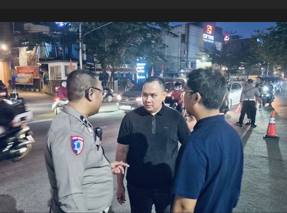 Polisi menginterogasi Sekretaris DPW PSI Kalimantan Barat (Kalbar), Eddo Susanto sesaat setelah menabrak pengguna sepeda motor di Jalan Sultan Abdurrahman, Kamis (20/8/2026). Foto: Istimewa
