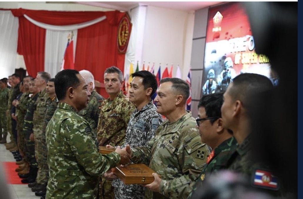 Panglima TNI Jenderal Agus Subiyanto bersalaman dengan Komandan Divisi Infanteri ke-4 Angkatan Darat AS, Mayor Jenderal Patrick Ellis, dalam upacara pembukaan Super Garuda Shield 2026. Foto: Budi Sudarmo/U.S. Embassy, Jakarta