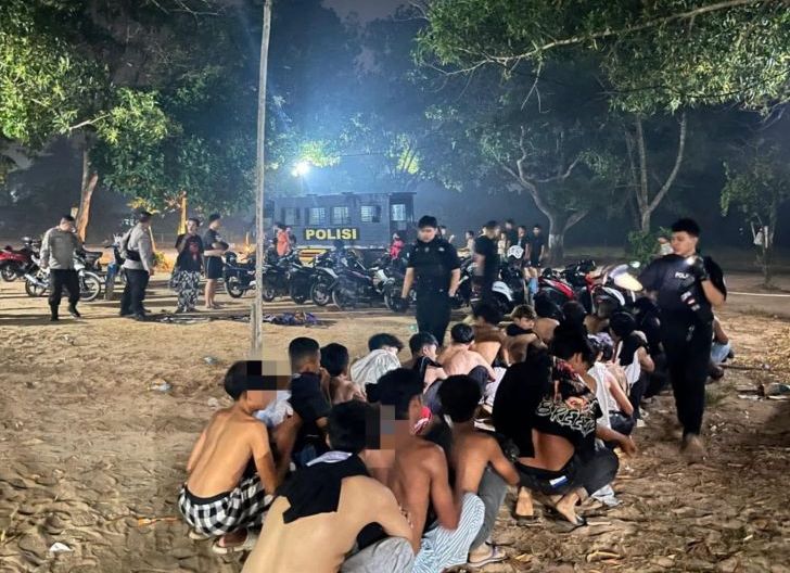 Polisi mengamankan sekelompok remaja yang diduga hendak tawuran di kawasan Pantai Gratis, Jalan Pasir Panjang, Kelurahan Sedau, Kecamatan Singkawang Selatan, Minggu (30/8) dini hari. Foto: Istimewa