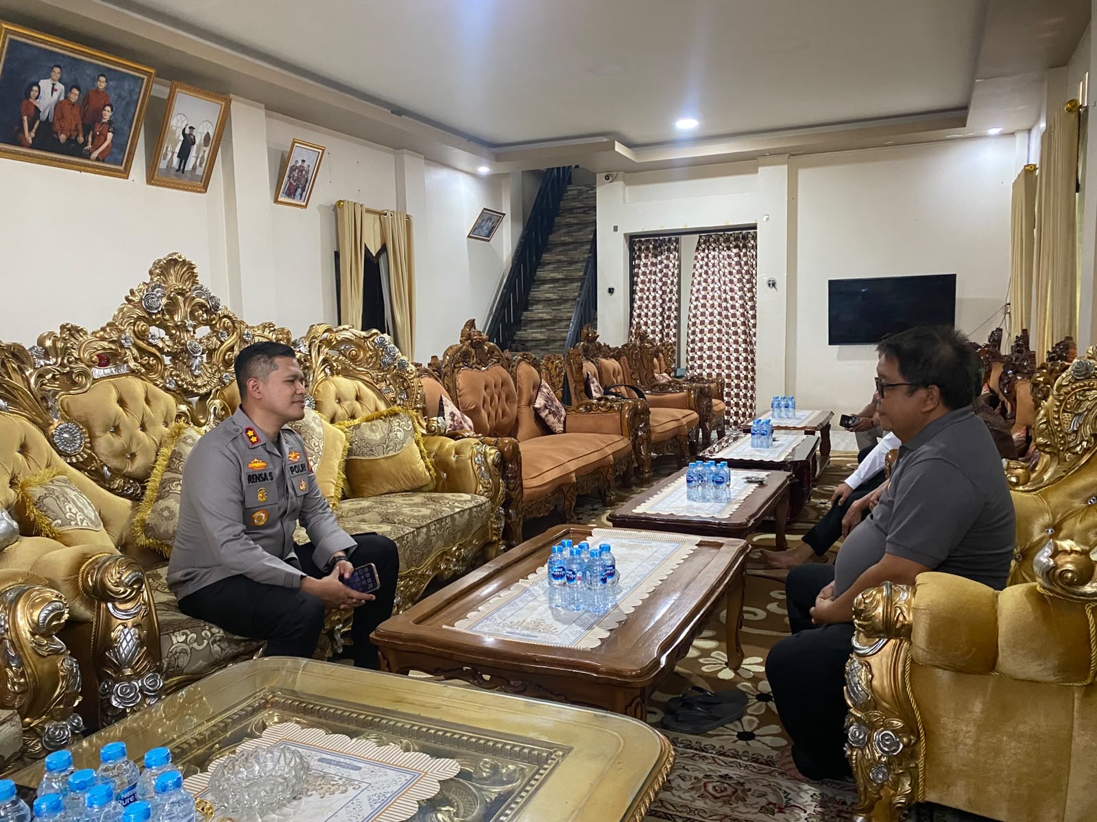 Kapolres Kubu Raya AKBP Rensa S. Aktadivia bertemu Ketua Dewan Adat Dayak Kabupaten Kubu Raya, Markus Nalian, untuk memperkuat sinergi menjaga keamanan, kerukunan, dan kondusivitas masyarakat di Kabupaten Kubu Raya, Rabu (5/8/2026). Foto: Istimewa