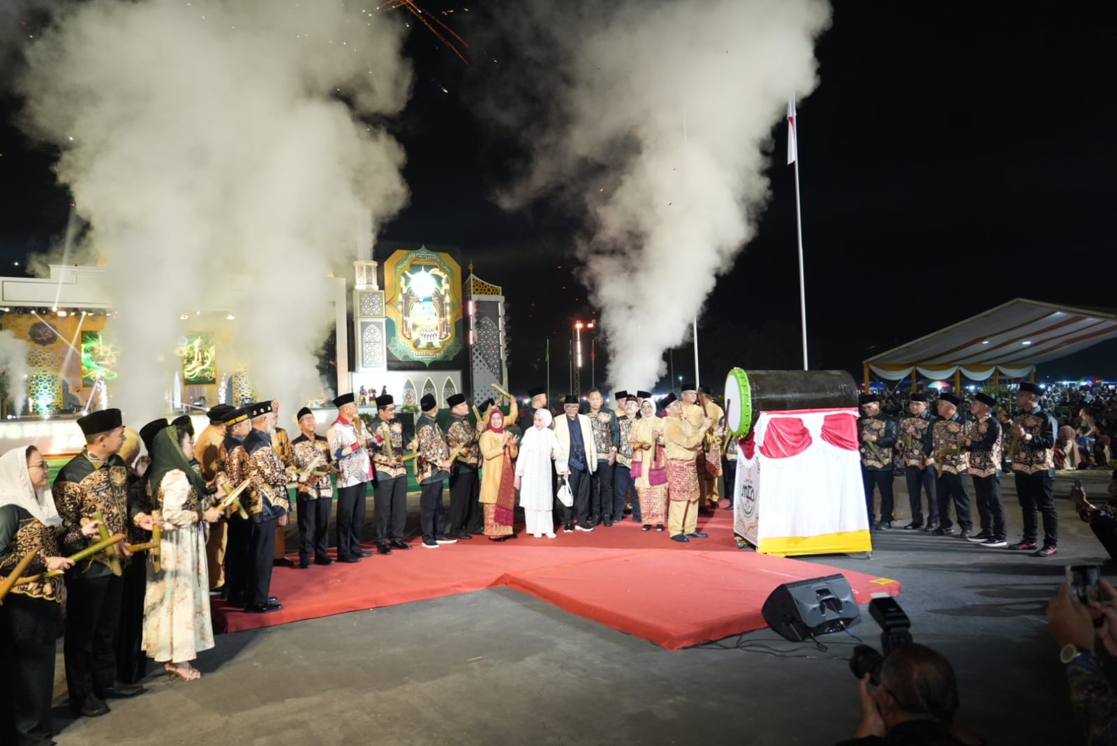 Gubernur Kalbar, Ria Norsan memukul bedug saat seremoni pembukaan MTQ XXXIV Tingkat Kalbar di Kabupaten Kayong Utara, Minggu (2/8/2026) malam. Foto: Istimewa