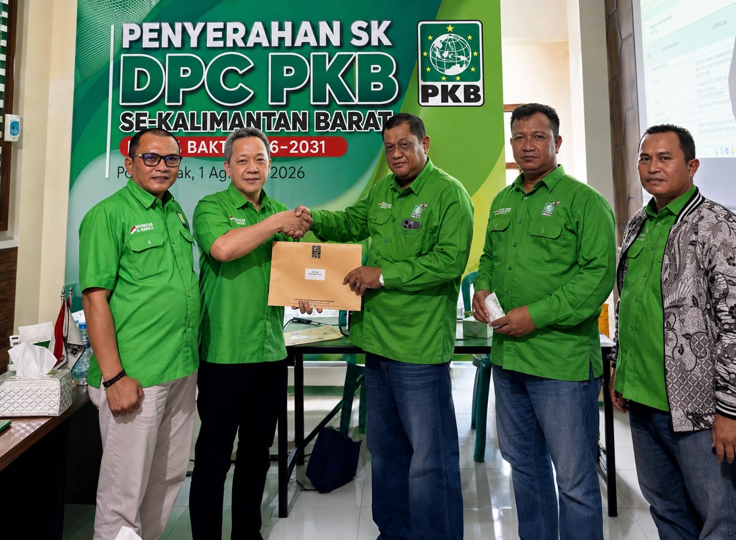 Ketua DPW PKB Kalimantan Barat, Mulyadi Tawok menyerahkan Surat Keputusan (SK) kepengurusan Dewan Pimpinan Cabang (DPC) PKB masa bakti 2026–2031, Sabtu (1/8/2026). Foto: Mankeling