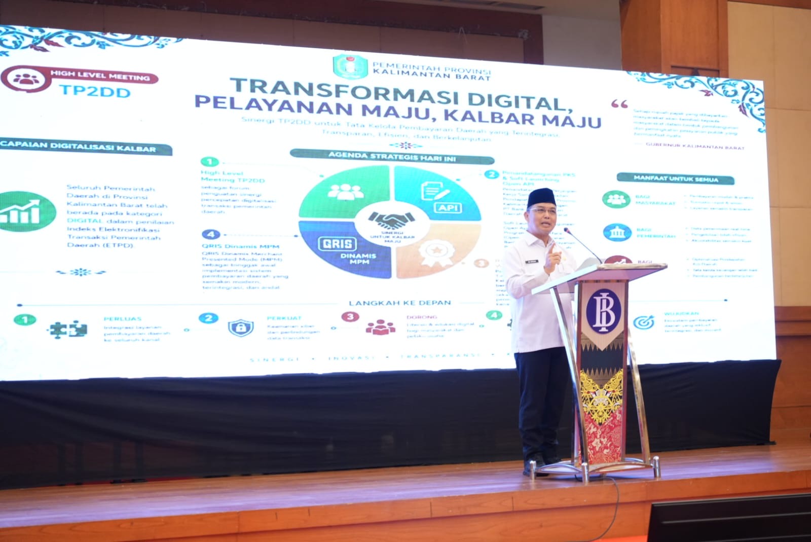 Gubernur Kalimantan Barat Ria Norsan menyampaikan paparan mengenai transformasi digital pelayanan publik dalam High-Level Meeting TP2DD di Kantor Perwakilan Bank Indonesia Kalbar, Pontianak, Rabu (5/8/2026). Foto: Istimewa