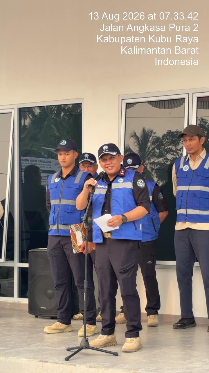 Deputi Bidang Penegakan Hukum Lingkungan Hidup, Rizal Irawan, memberikan arahan kepada personel Brigade Pengendalian Kebakaran Lahan (Karla) dalam Apel Pagi Pelaksanaan Pemadaman Karhutla di Kabupaten Kubu Raya, Kamis (13/8/2026). Foto: Istimewa