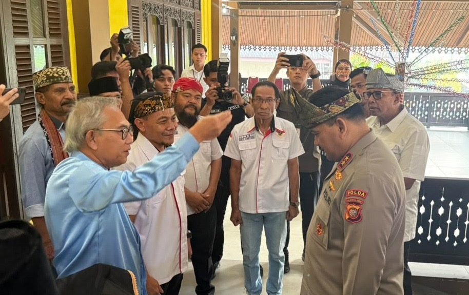 Ketua PMP Kalbar Dede Suratman bersama Kapolda Kalbar Irjen Pol. Alberd Teddy Benhard Sianipar dalam kegiatan silaturahmi bersama mitra strategis Polda Kalbar di Rumah Adat Melayu, Rabu (19/8/2026). Foto: Istimewa