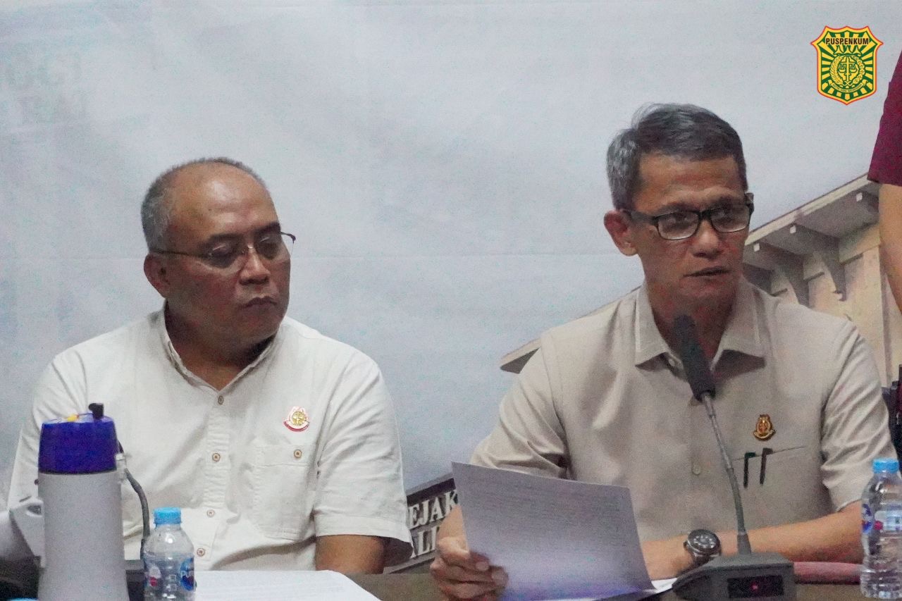 Kepala Kejati Kalbar Emilwan Ridwan (kanan) saat menerima perwakilan dari LSM BPM Kalbar, Rabu (26/8/2026). Foto: Istimewa
