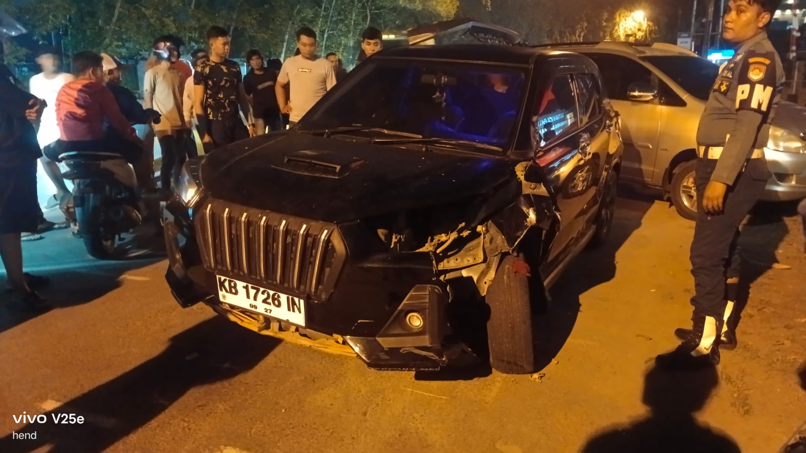 Mobil Jeep bernomor polisi KB 1726 IN mengalami kerusakan parah pada bagian depan setelah terlibat kecelakaan lalu lintas di Jalan Komyos Sudarso, Kecamatan Pontianak Barat, Kota Pontianak. Foto: Istimewa