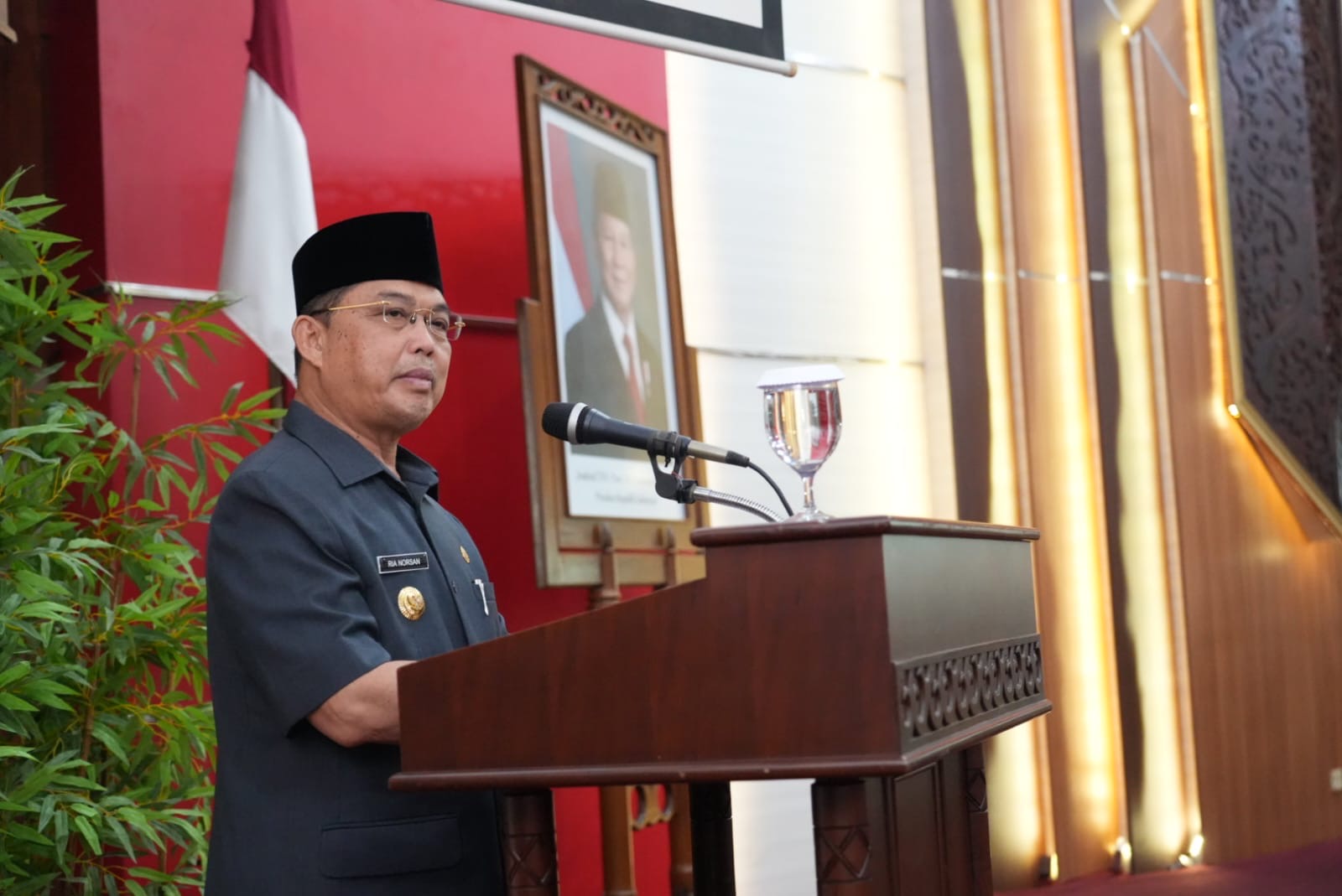 Gubernur Kalbar, Ria Norsan menyampaikan Nota Penjelasan Perubahan KUA-PPAS APBD Tahun Anggaran 2026 dalam Rapat Paripurna DPRD Kalbar di Balairungsari, Senin (10/8/2026). Foto: Istimewa