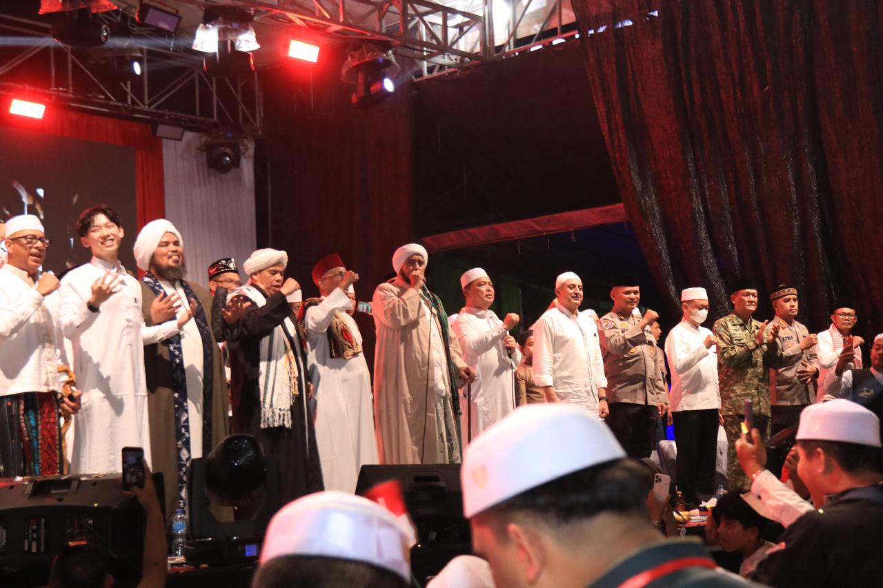 Habib Syech bin Abdul Qodir Assegaf bersama Gubernur Kalbar, Ria Norsan, Wali Kota Pontianak, Edi Kamtono, sejumlah ulama dan tokoh daerah memimpin lantunan sholawat dalam kegiatan Kalimantan Barat Bersholawat Merah Putih di Jalan Gajah Mada, Pontianak, Selasa malam (18/8/2026). Foto: Istimewa