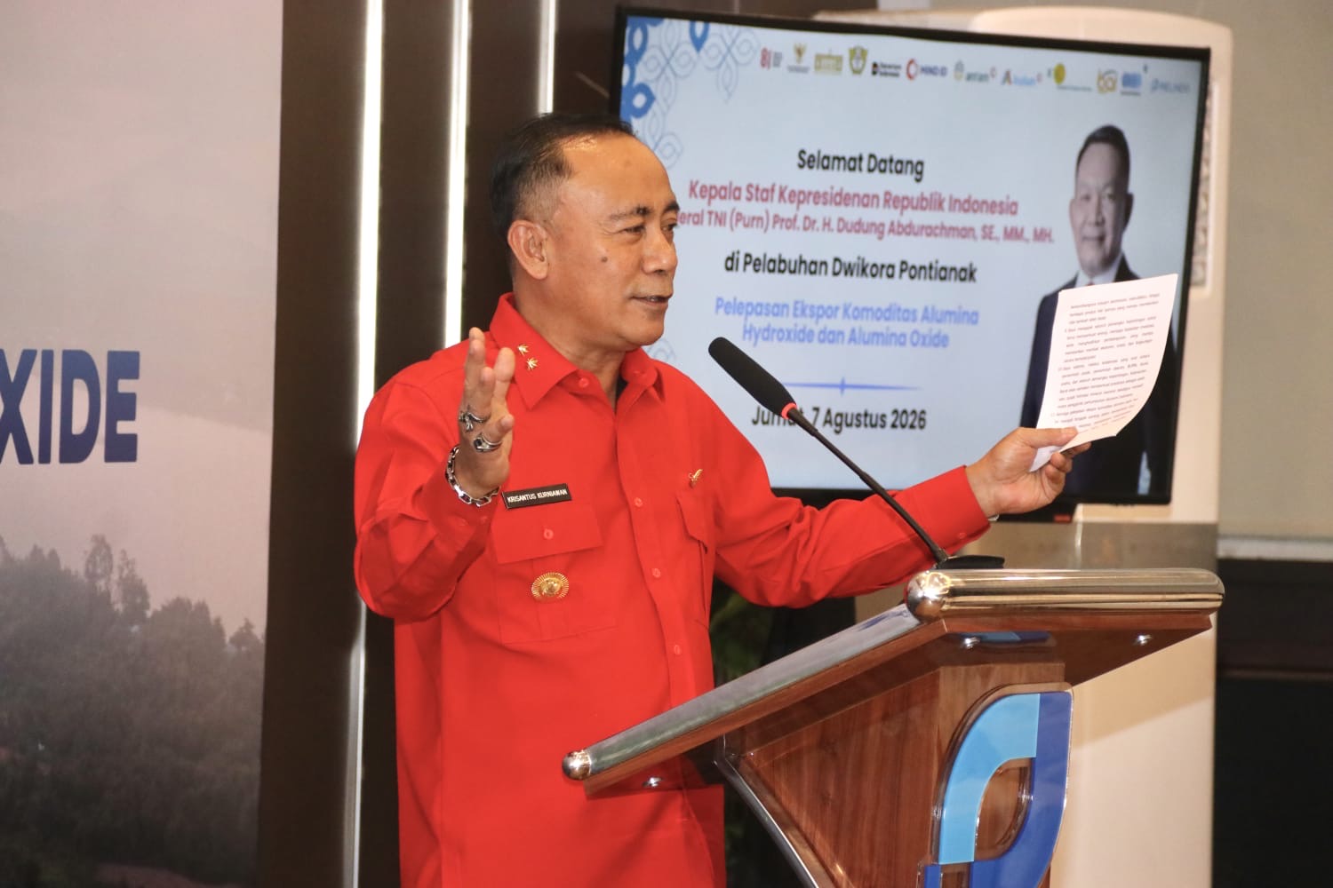 Wakil Gubernur Kalimantan Barat, Krisantus Kurniawan berbicara saat seremonial pelepasan ekspor komoditas Alumina Hydroxide dan Alumina Oxide oleh PT Indonesia Chemical Alumina (ICA) di Pelabuhan Dwikora, Pontianak, Jumat (7/8/2026). Foto: Istimewa