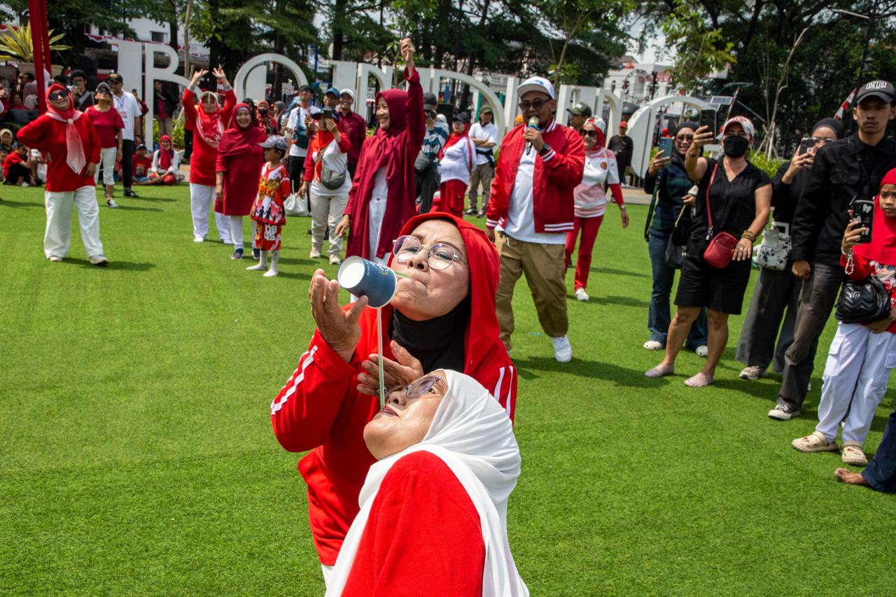Warga mengikuti perlombaan dalam pesta rakyat di Alun-alun Bandung, Kota Bandung, Jawa Barat, Senin (17/8/2026). pemerintah memberikan kelonggaran kepada daerah untuk menyelenggarakan pesta rakyat sehari setelah perayaan HUT ke-81 RI. Foto: Antara