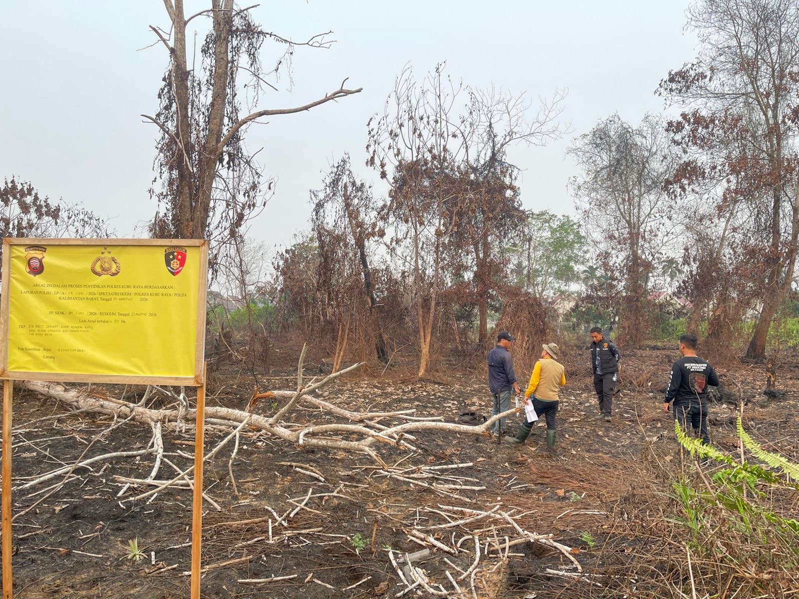Petugas Satgas Gakkum Polres Kubu Raya melakukan pengecekan dan pemasangan garis polisi di lokasi bekas kebakaran hutan dan lahan (karhutla) di kawasan Jalan Parit Seruat, Desa Arang Limbung, Kecamatan Sungai Raya. Foto istimewa