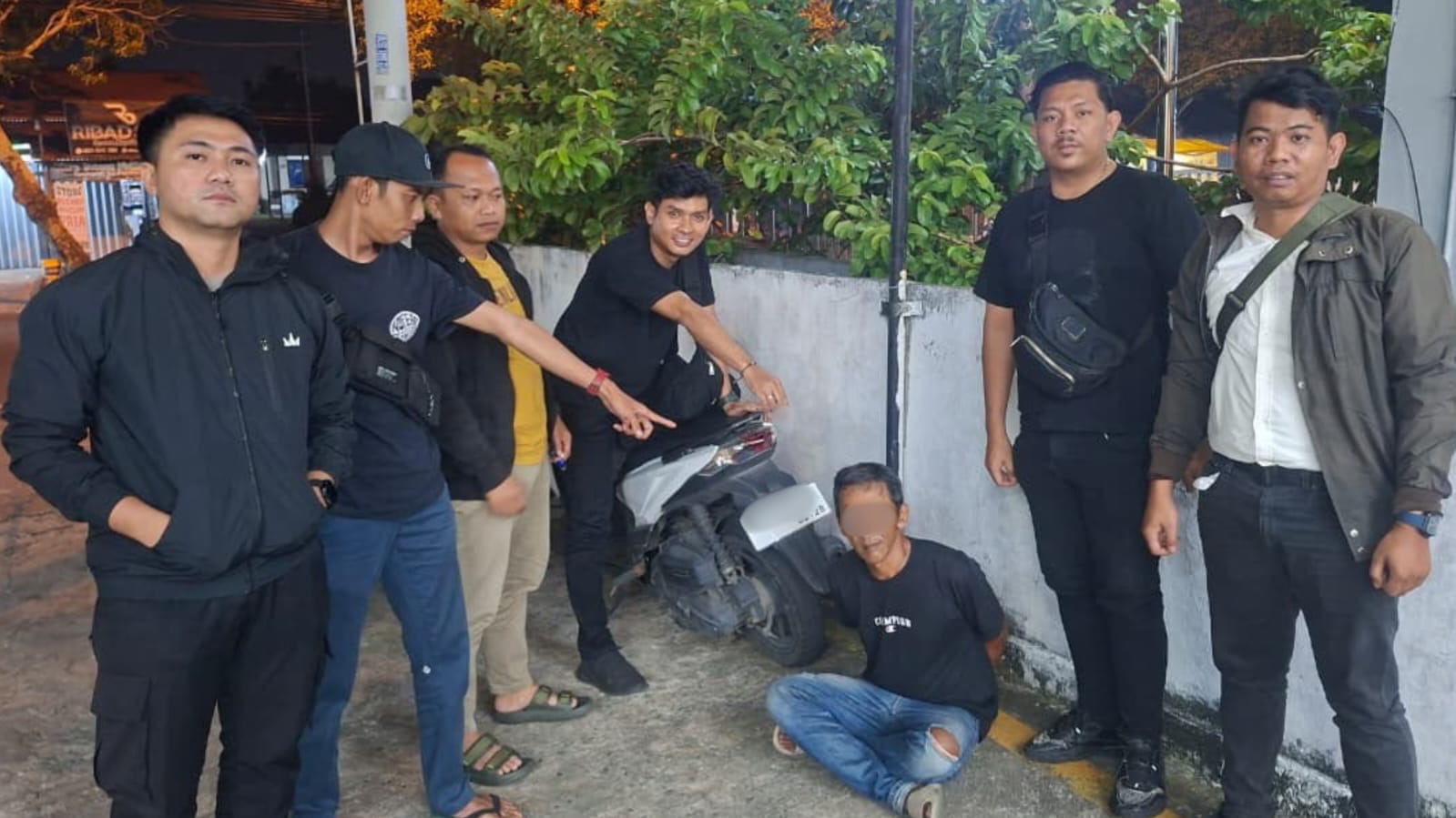 Petugas memperlihatkan salah seorang tersangka kasus dugaan pencurian baterai litium tower PT Indosat yang ditangkap. Foto: Istimewa