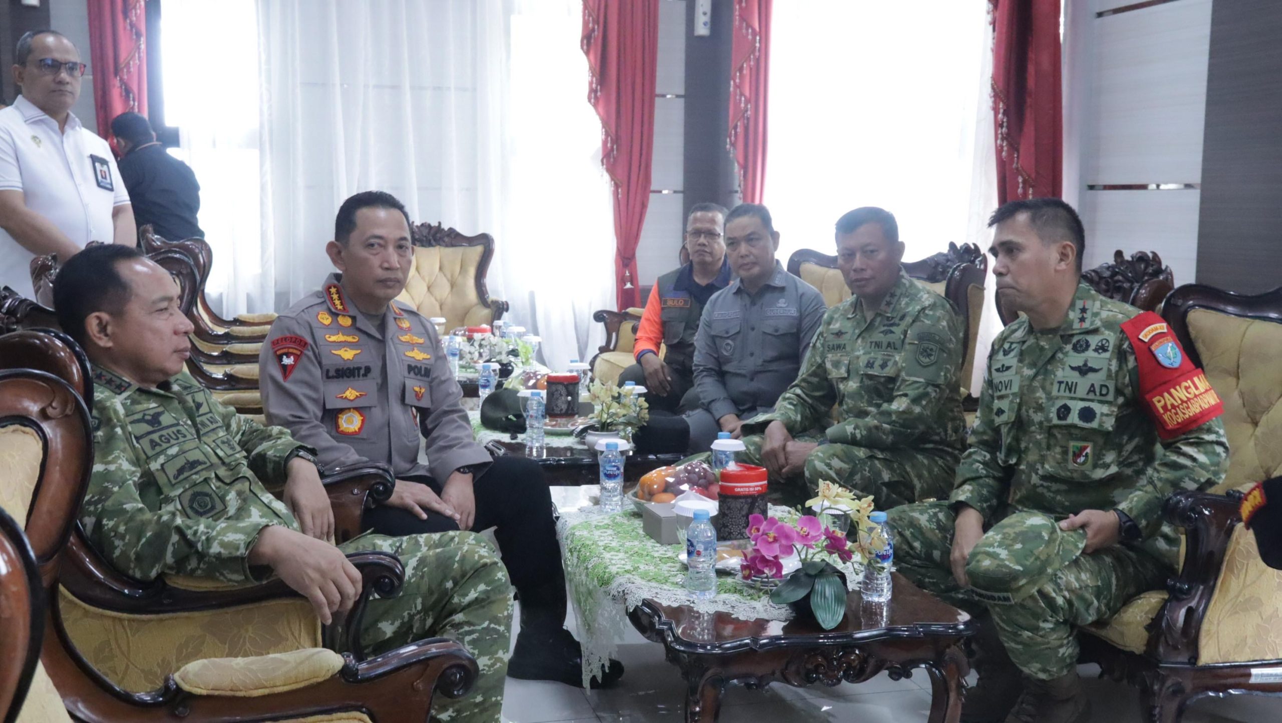 Gubernur Kalimantan Barat Ria Norsan menyambut kedatangan Panglima TNI Jenderal TNI Agus Subiyanto dan Kapolri Jenderal Polisi Listyo Sigit Prabowo di Kalimantan Barat, Sabtu (22/8/2026). Foto: Istimewa