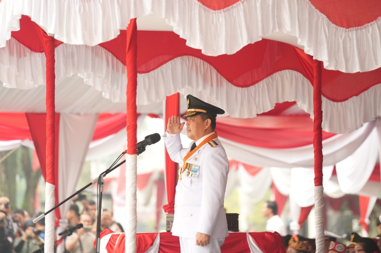 Gunernur Kalbar, Ria Norsan saat bertindak sebagai inspektur upacara pada Peringatan HUT ke-81 RI. Foto: Istimewa