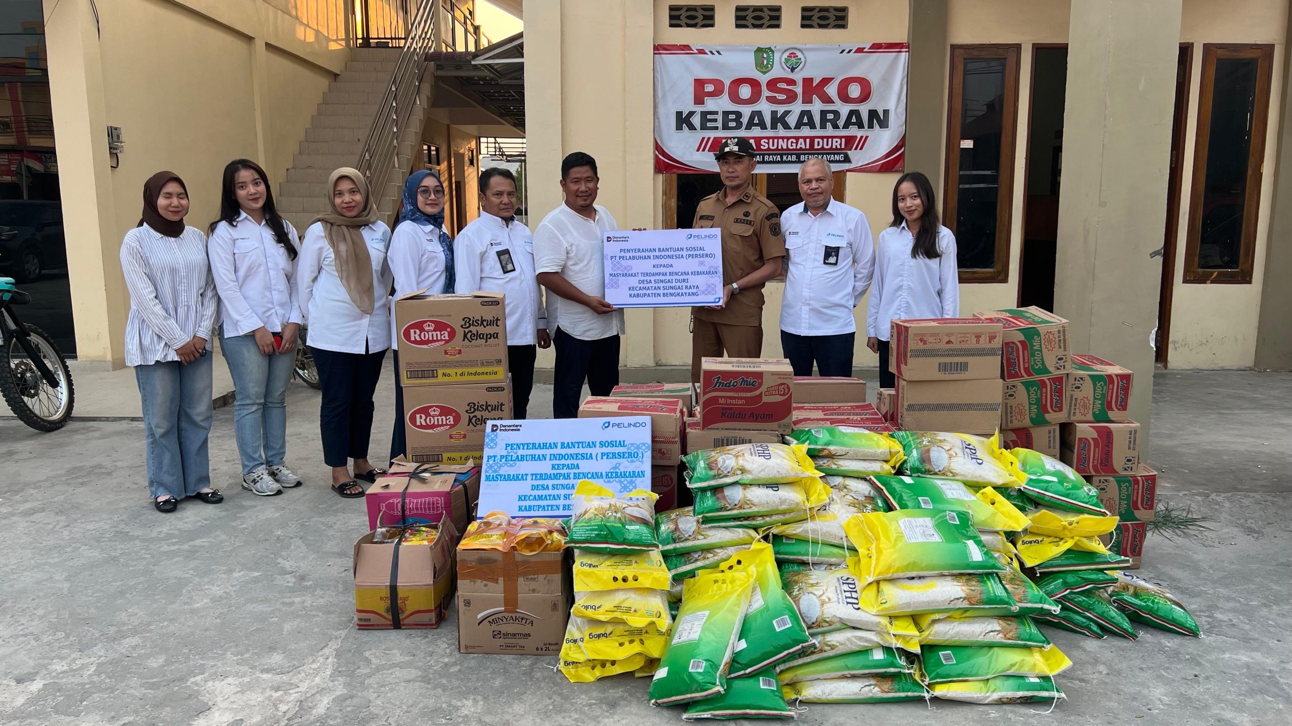 Perwakilan PT Pelindo Regional 2 Pontianak bersama anak perusahaan menyerahkan bantuan sembako kepada masyarakat terdampak kebakaran di Desa Sungai Duri, Kecamatan Sungai Raya, Kabupaten Bengkayang. Foto: Istimewa