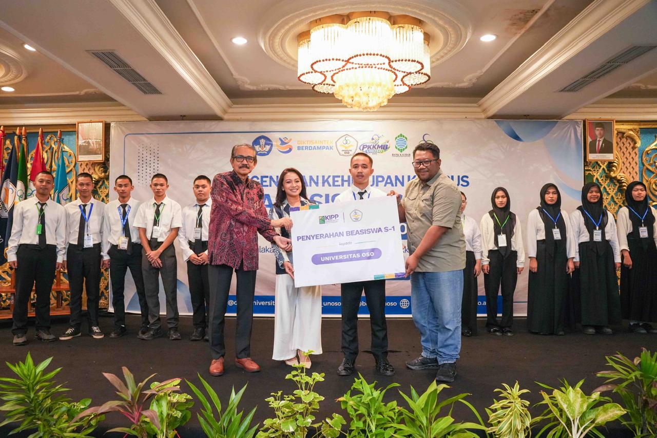 Manajemen Kawasan Industri Pulau Penebang menyerahkan secara simbolis beasiswa S1 kepada mahasiswa asal Kabupaten Kayong Utara pada acara Pengenalan Kehidupan Kampus bagi Mahasiswa Baru (PKKMB) UNOSO di Hotel Grand Mahkota, Pontianak, Selasa (15/9/2026). Foto: Istimewa