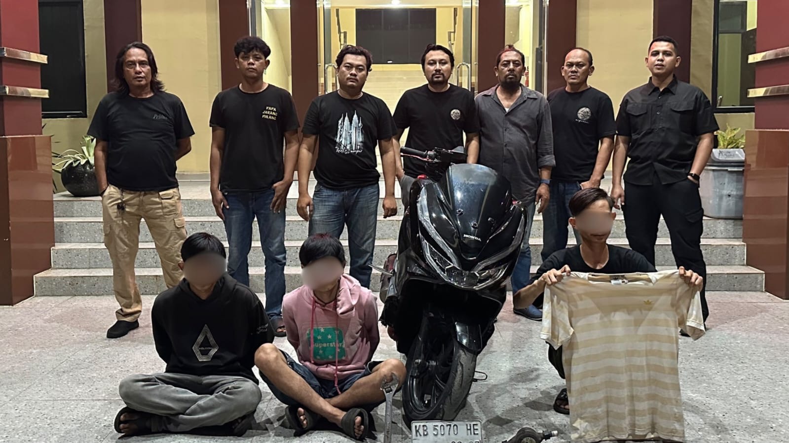 Tim Jatanras Satreskrim Polres Kubu Raya mengamankan tiga terduga pelaku pencurian meteran PDAM beserta sejumlah barang bukti, termasuk sepeda motor yang diduga digunakan dalam aksi pencurian. Foto: Istimewa