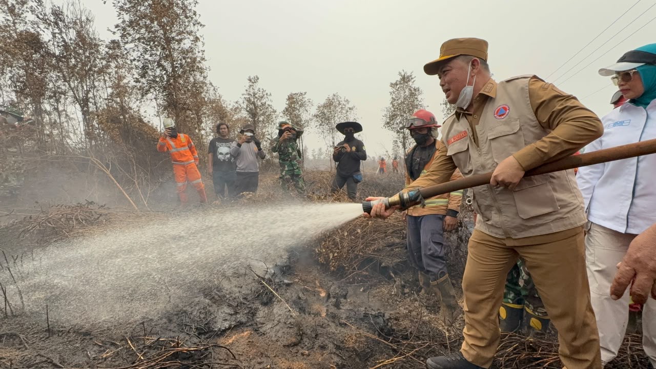 Gubernur Kalbar, Ria Norsan memadamkan api di salah satu titik karhutla di kawasan Pelang, Kabupaten Ketapang, Selasa (22/9/2026). Foto: Istimewa