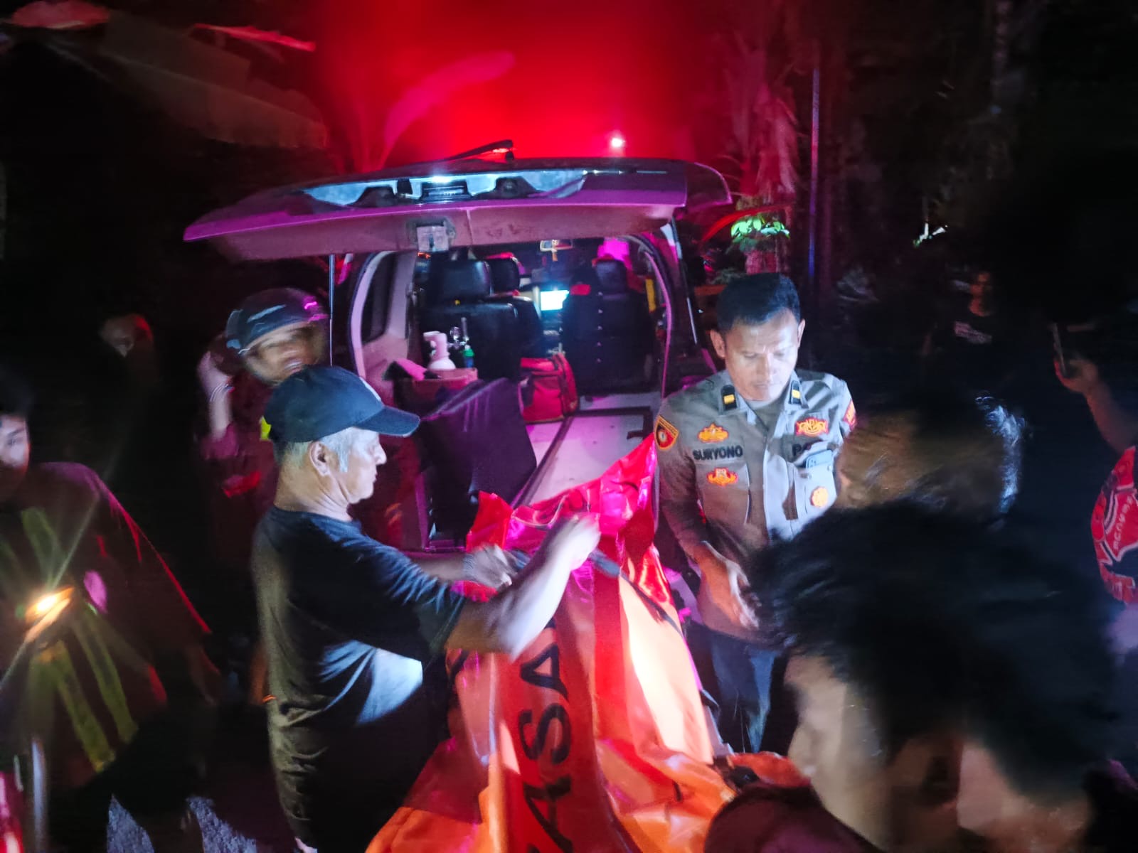 Polisi mengevakuasi pria berusia 32 tahun warga Probolinggo yang ditemukan meninggal dunia di Saluran Udara Tegangan Ekstra Tinggi (SUTET) di Jalan Simpang Banjar, Desa Sungai Rengas, Kecamatan Sungai Kakap, Kabupaten Kubu Raya, Jumat (25/9/2026). Foto: Istimewa
