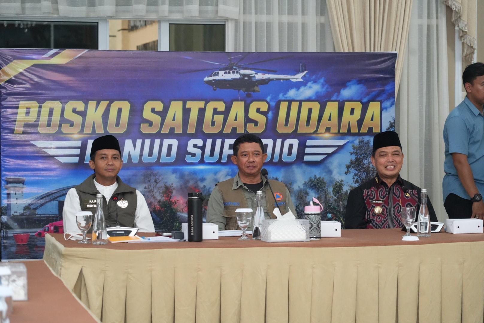 Gubernur Kalimantan Barat Ria Norsan bersama Menteri Kehutanan Raja Juli Antoni dan Kepala BNPB Letjen TNI Suharyanto dan jajaran mengikuti Rapat Koordinasi Penanganan Karhutla di Posko Satgas Udara Lanud Supadio, Kubu Raya, Jumat (4/9/2026). Foto: Istimewa