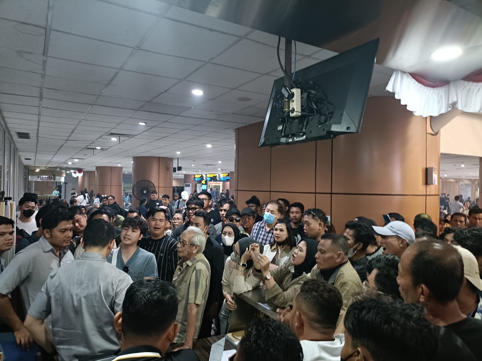 Penumpang di ruang tunggu Bandara Internasional Supadio protes ke pihak maskapai akibat keterlambatan, hingga pembatalan penerbangan akibat kabut asap. Situasi sempat memanas dan menimbulkan ketegangan antara kedua pihak. Foto: Istimewa