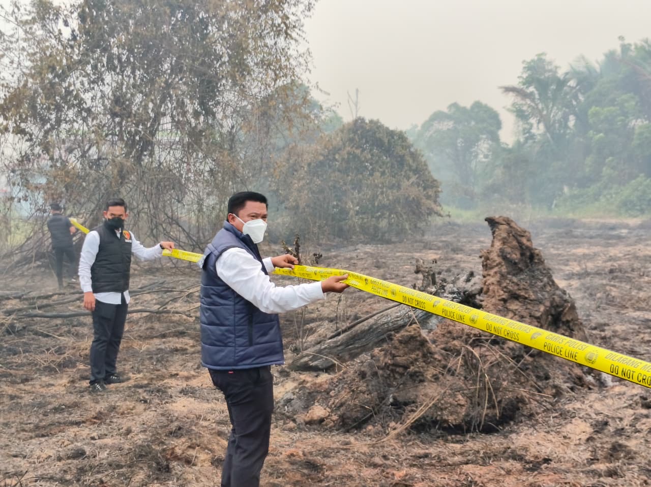 Petugas Satgas Gakkum Polres Kubu Raya memasang garis polisi di lokasi lahan bekas terbakar di kawasan Lintang Batang, Desa Teluk Bakung, Kecamatan Sungai Ambawang, Selasa (1/9/2026), untuk mengamankan TKP selama proses penyelidikan berlangsung. Foto: Istimewa