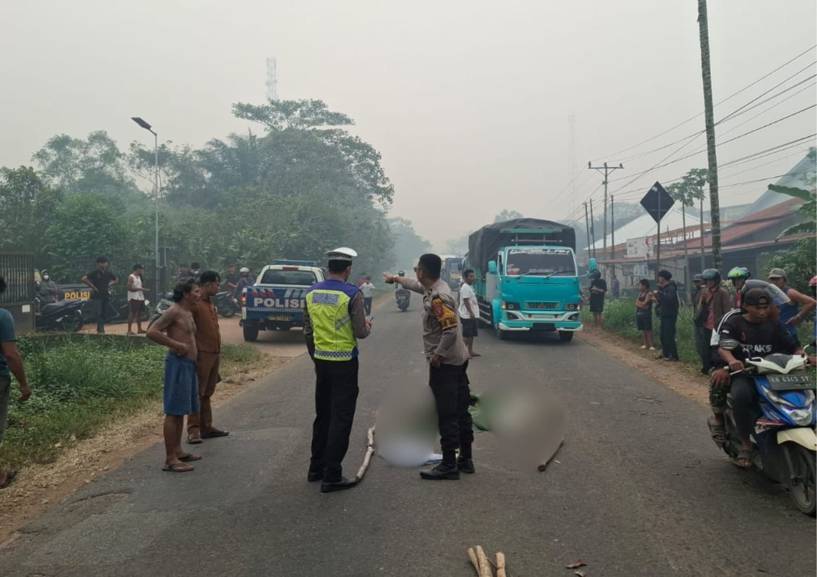 Polisi melakukan olah TKP kecelakaan di Jalan Trans Kalimantan KM 22, Desa Korek, Kecamatan Sungai Ambawang, Kubu Raya, Selasa (8/9/2026). Kecelakaan yang melibatkan truk trailer dan dua sepeda motor tersebut menewaskan remaja berusia 19 tahun. Foto: Istimewa
